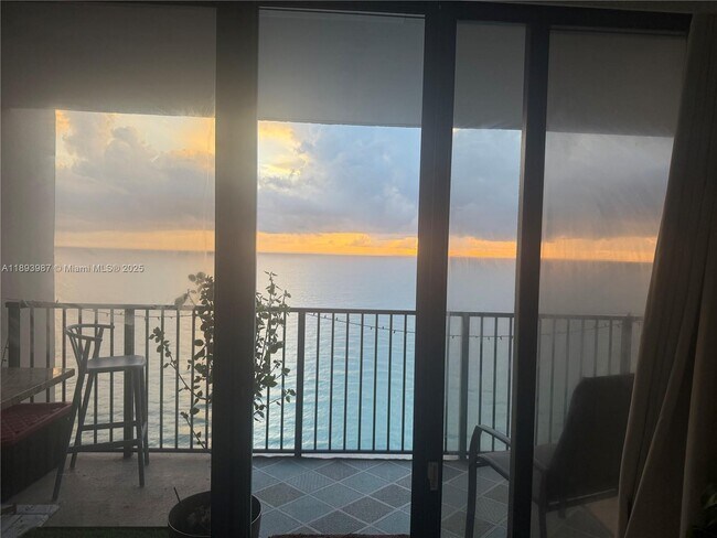 Building Photo - 2101 S Ocean Dr Unit 2802