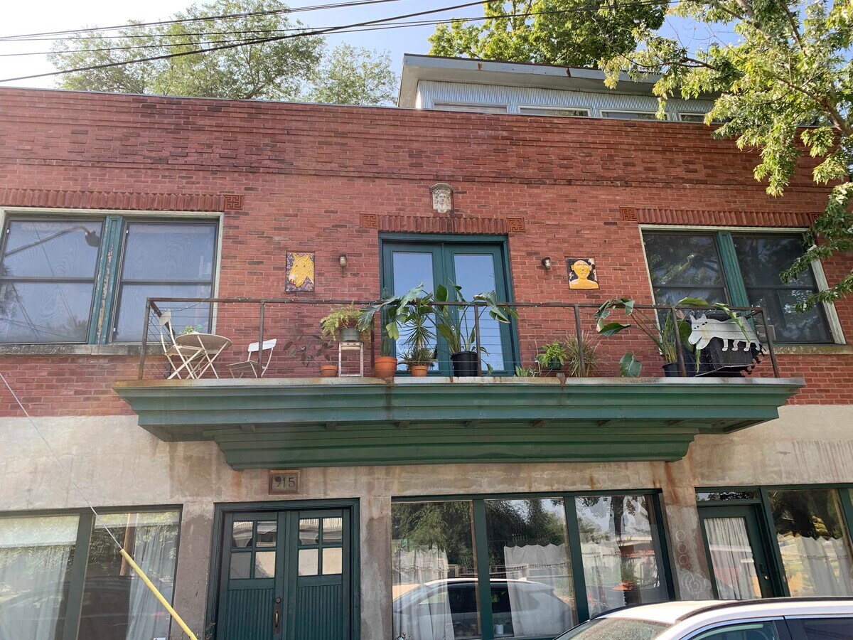 Photo - 915 W 16th St