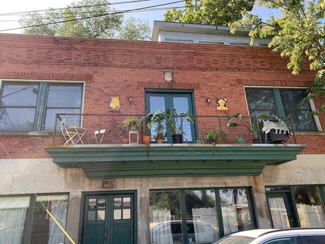 Building Photo - 915 W 16th St