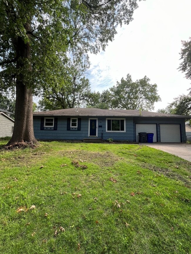 Building Photo - 1103 E Willow Dr