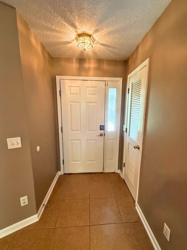 Photo - 3/2 with a fenced in yard !!