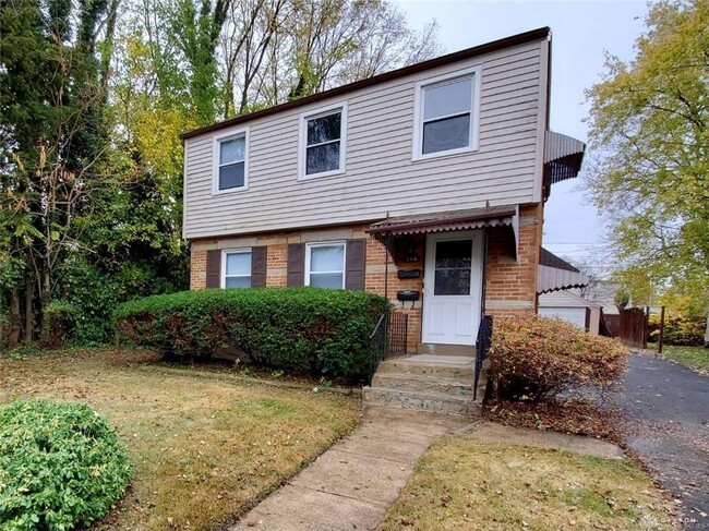 Building Photo - 2 bedroom duplex Unit Upper Rental