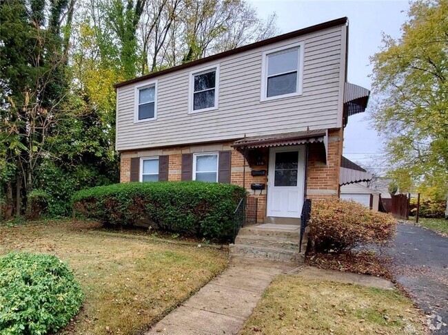 Building Photo - 2 bedroom duplex Unit Upper Rental