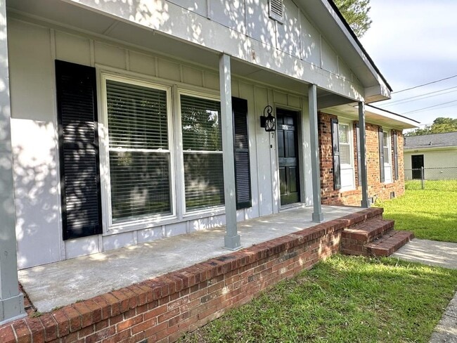 Photo - 627 Burgoyne Dr