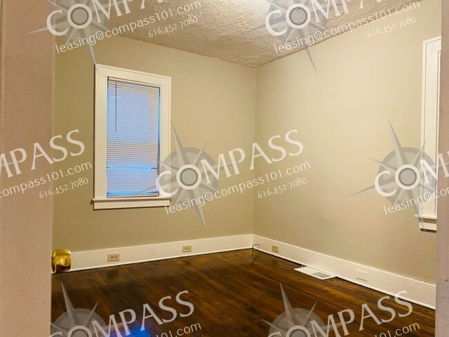 Photo - 711 Knapp St NE