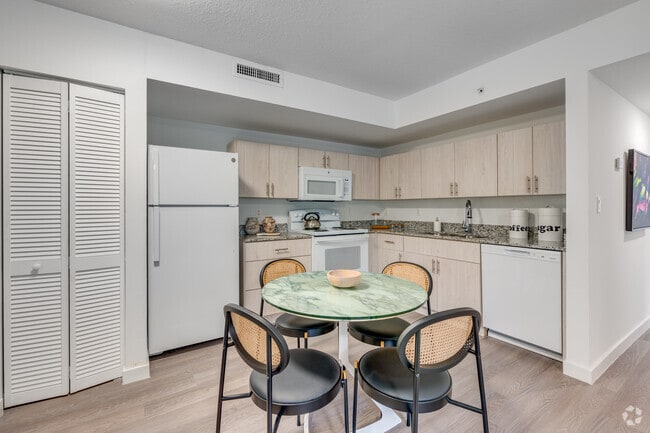2BA, 1BR - 836SF - Kitchen/Dinning Room