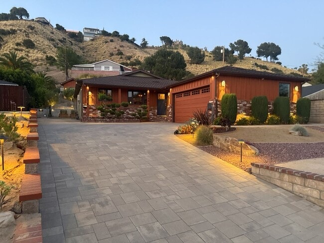 Burbank Hillside 3brm, 3bath Residence. - Burbank Hillside 3brm, 3bath Residence.