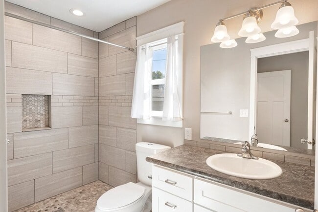 Photo - 418 E Hawthorne Rd