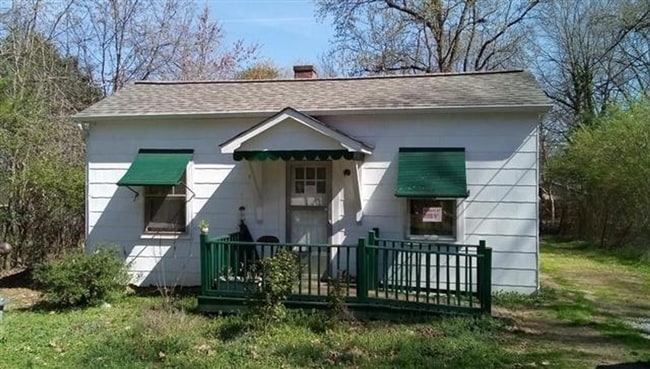 Building Photo - COMING SOON! 3 Bed House