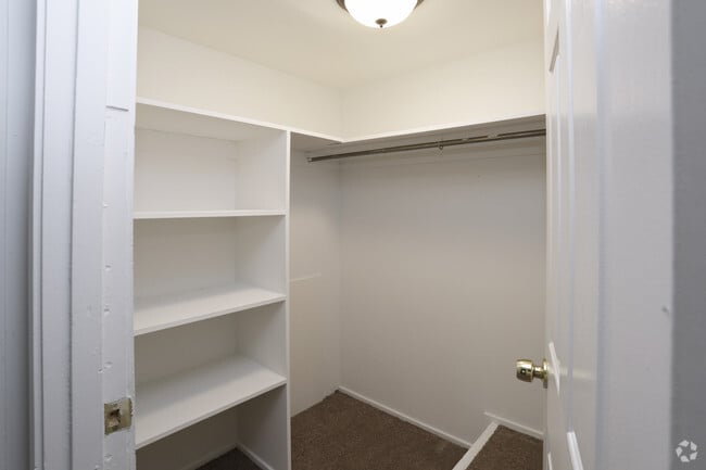1BR - Closet