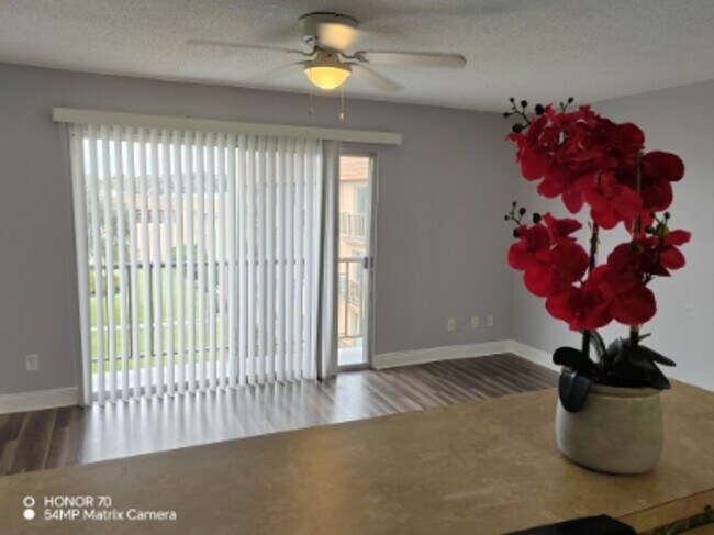 Photo - Welcome to Tampa Racquet Club – Where Comf... Unidad 413