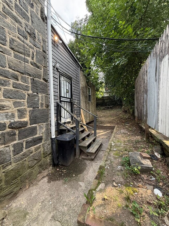 Building Photo - 4618 Wayne Ave Unit 1R