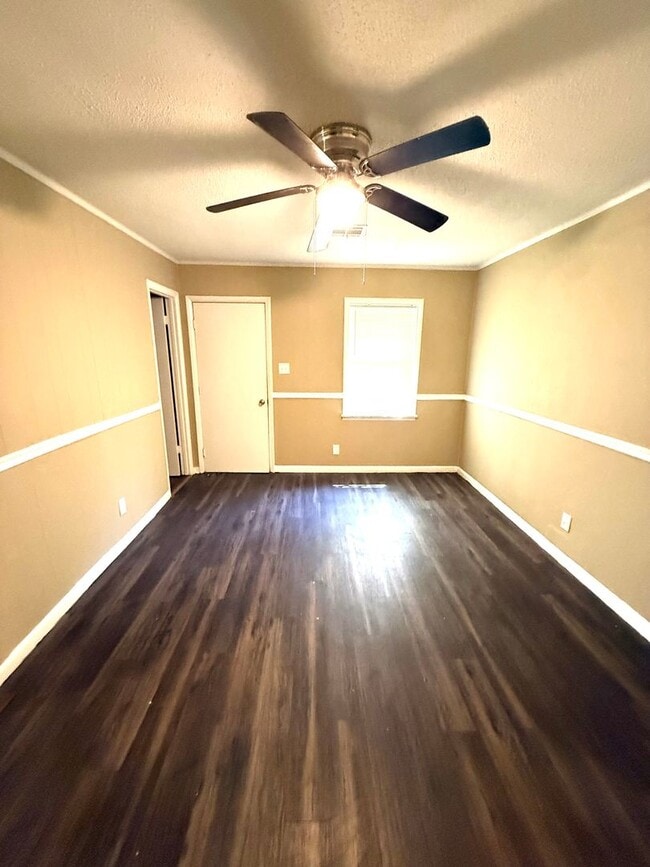 Photo - ** 3 bed 1.5 bath located across from Frazer Church ** Call 334-366-9198 to schedule a self tour