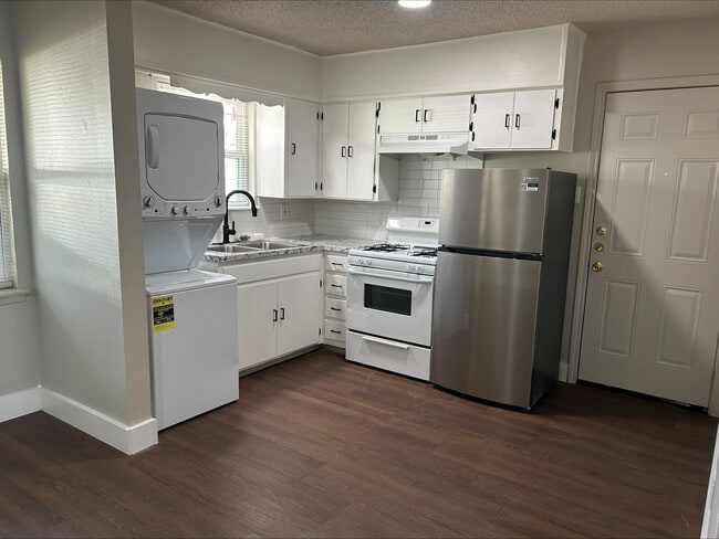 Building Photo - Denison Properties: Quiet block with Off-S... Rental