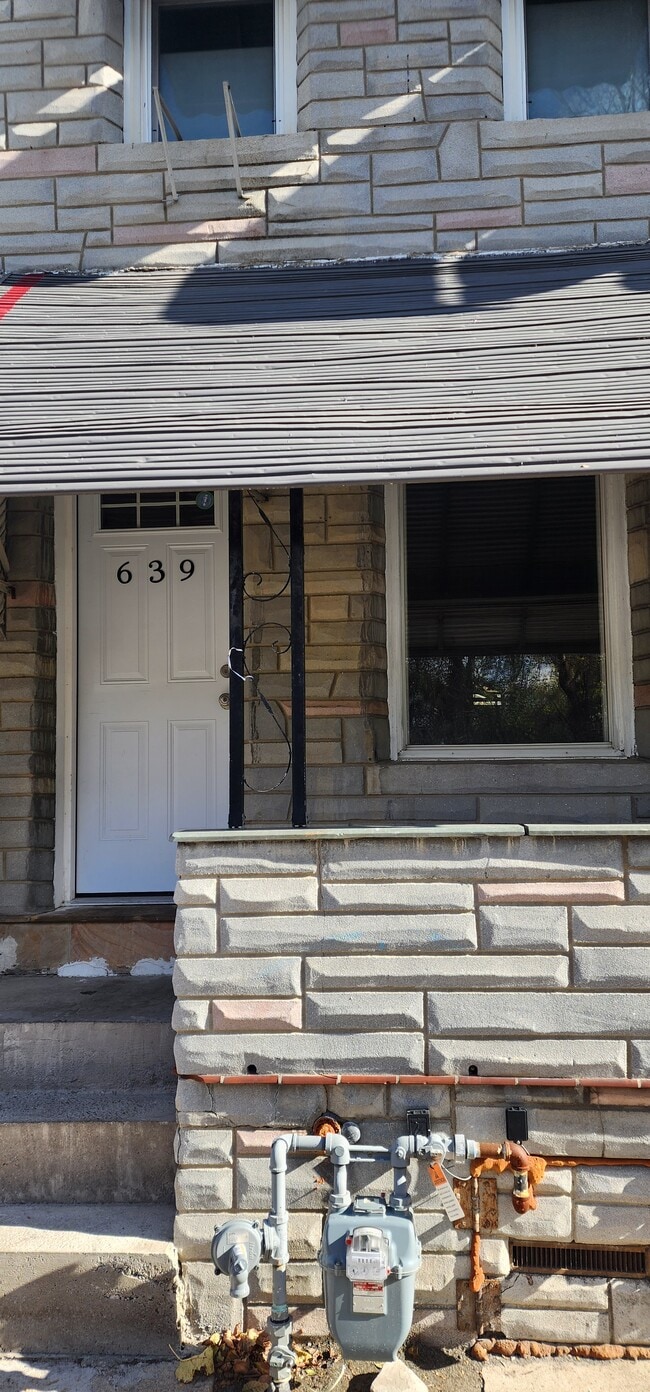 Photo - 639 Clinton St