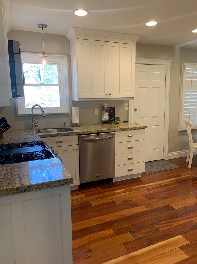 Photo - STUNNING 4 bd. 2 bath Executive Sunnyside ...