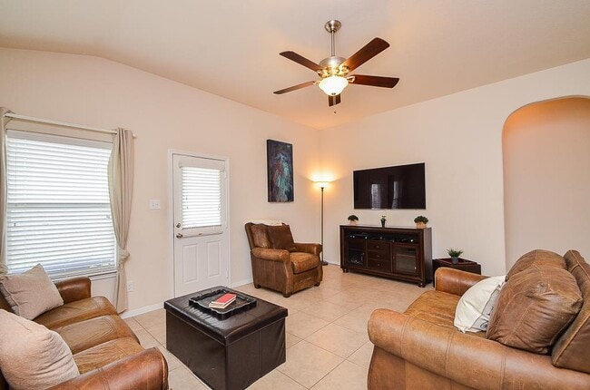 Photo - 614 W Newport Bend