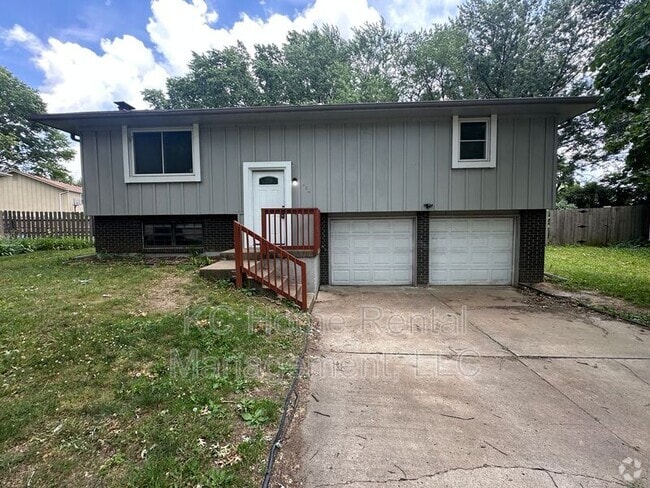 Building Photo - 424 NE Lakeview Dr Rental