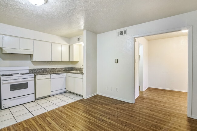 400 Sq. Ft. Jr. Bedroom - The Cluster Apartments