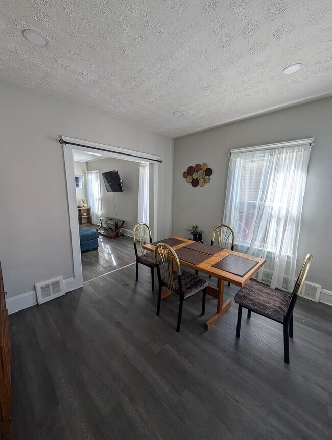 Photo - 10415-10415 Bernard Ave Unidad 10415 Bernard Ave