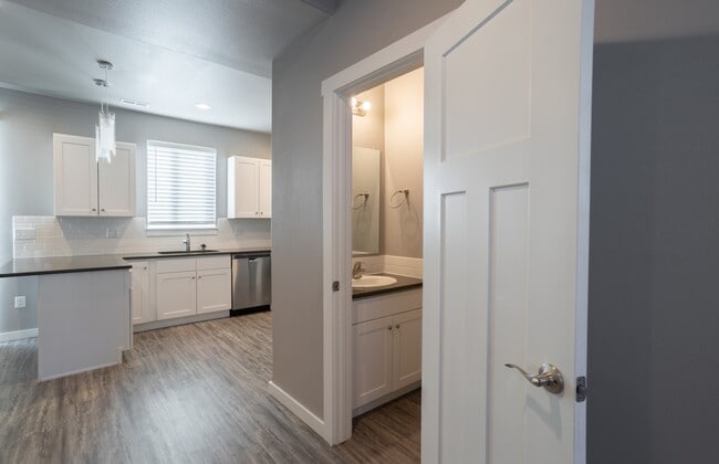 Photo - 924 S Division St