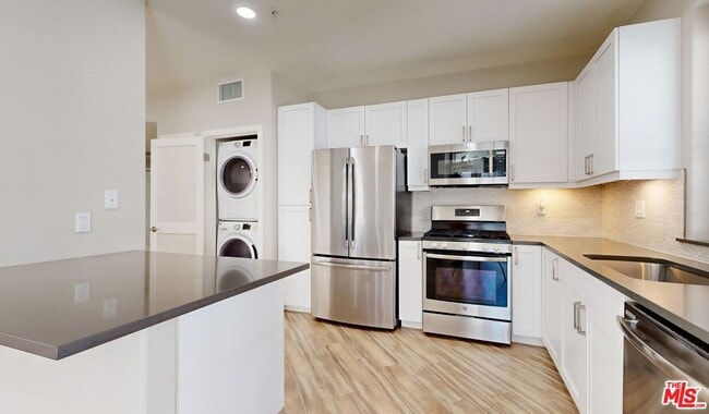 Building Photo - 6260 W 3rd St Unit 3-111 Rental