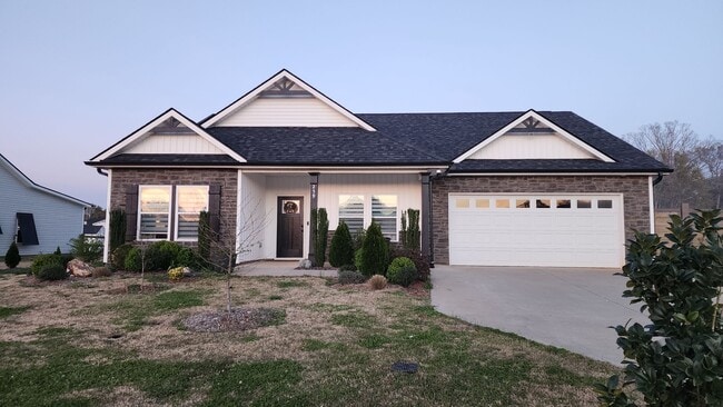 Building Photo - Beautifully maintained home