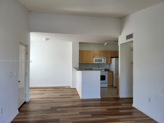 Photo - 8070 N Nob Hill Rd Unidad 208