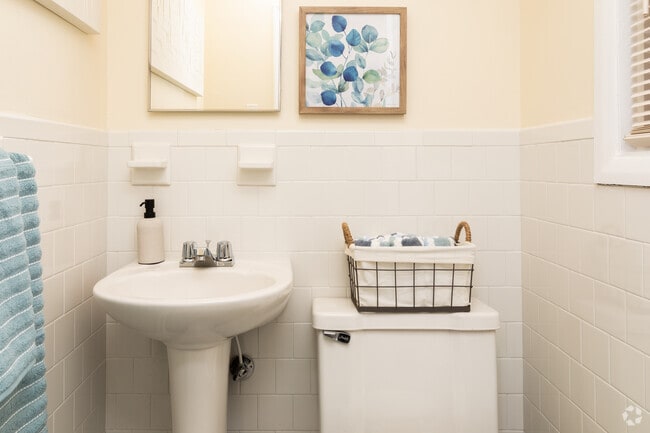2BR, 1.5BA - 806SF - Half Bath