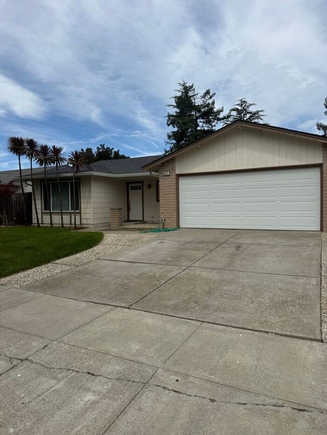 Building Photo - Beautiful 4 Bedroom 2 Bath House