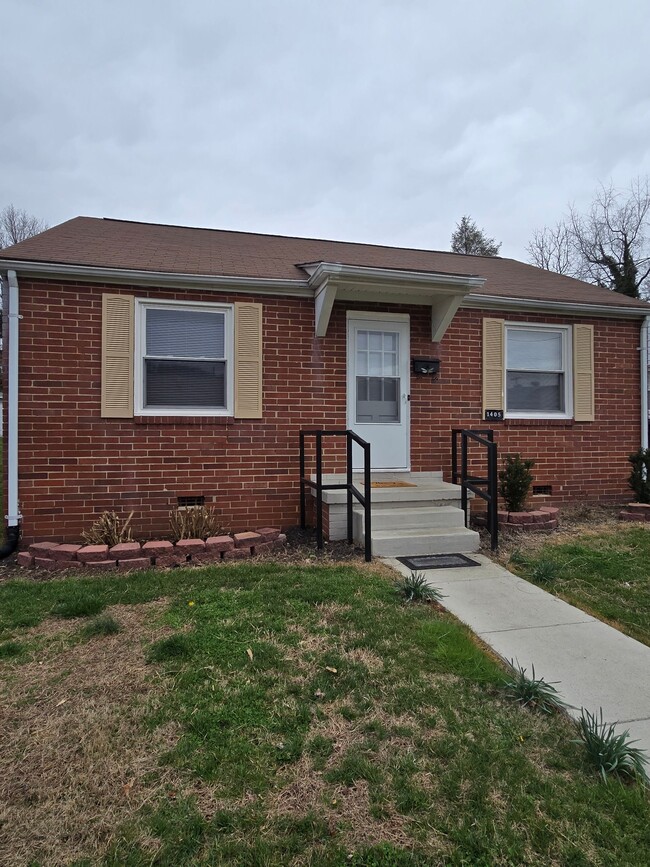 Building Photo - 1405 Newton St