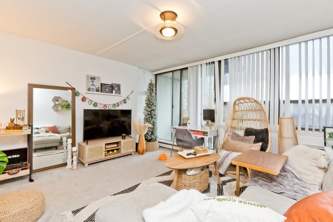 Photo - 2740 N Pine Grove Ave Unit 13F