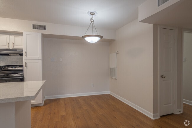 2BR, 2BA - 1040SF