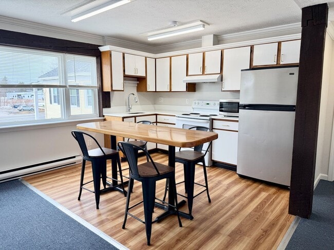 Photo - Well maintained inside and out Unidad 2nd floor 2 bedroom