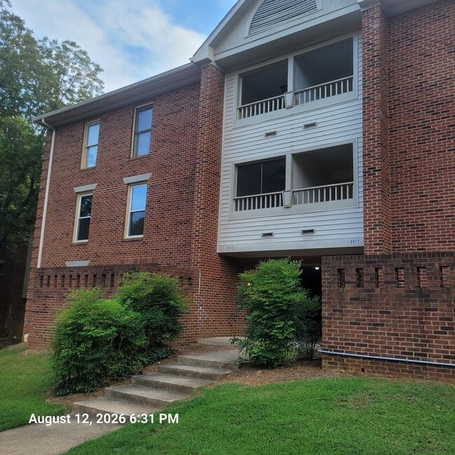 Building Photo - West Raleigh. Perfect for Roommates. Walk to NCSU! On Wolfline. Unit 302