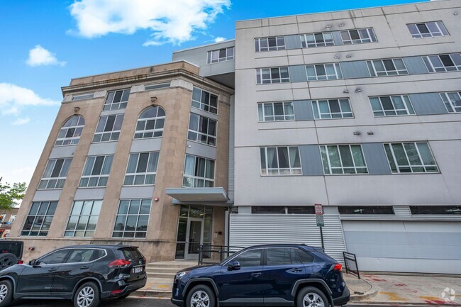Building Photo - Bright 1 BR/1 BA Condo in 16th St Heights!
