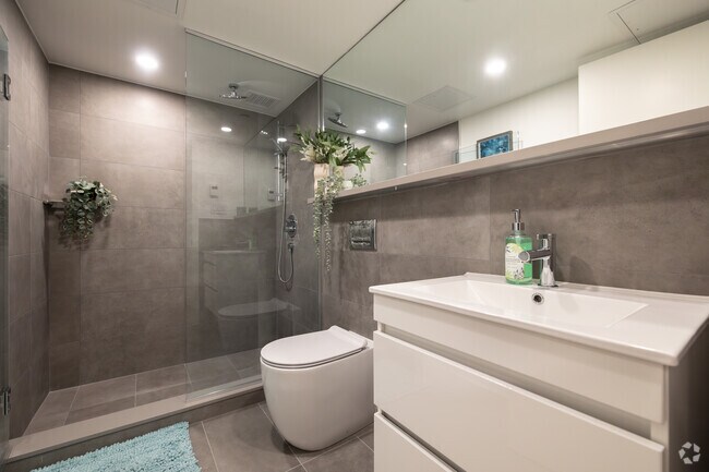 1BR,1BA-557 SF- Bathroom - Peel Plaza