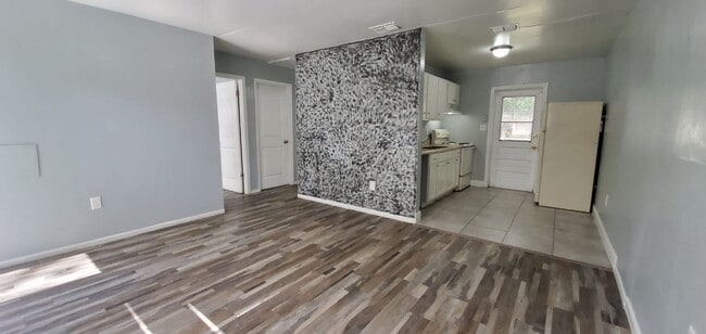 Photo - Upgraded 2/1 in Tampa- READY NOW!! Unidad A