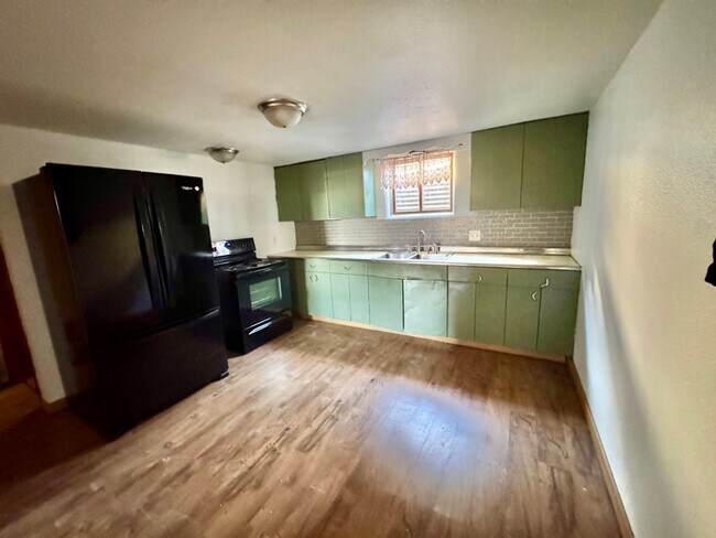302 W 7th St