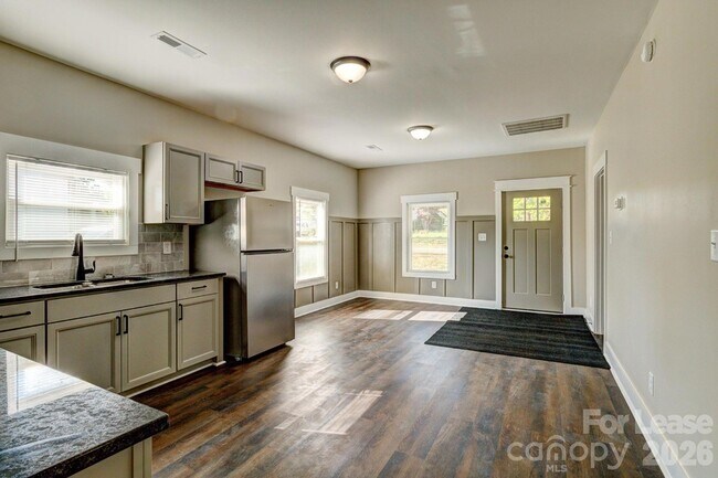 Photo - 221 Walker St