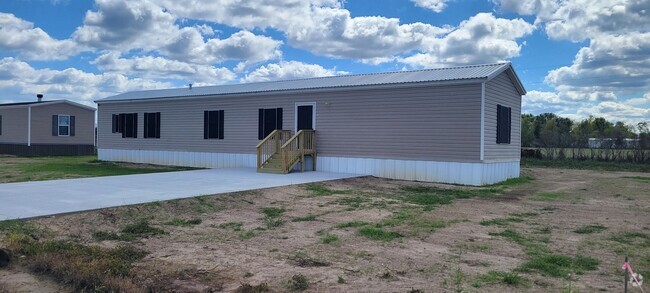 Building Photo - Mobile home in Country Setting