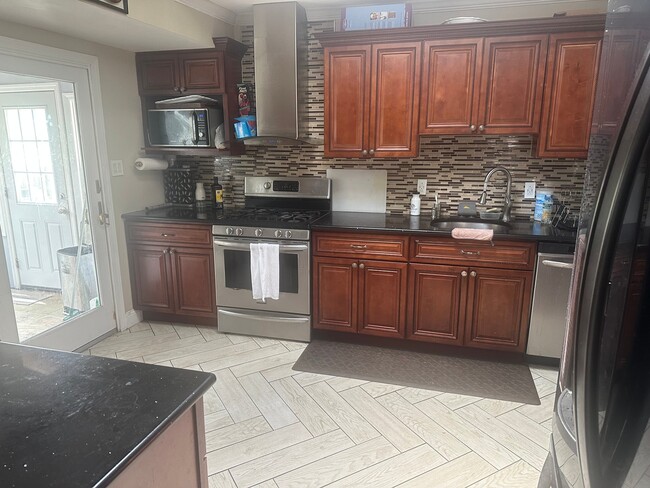 Photo - 572 Benjamin Rd