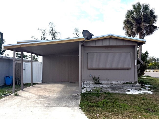 Building Photo - Charming Renovated 2-Bed / 1-Bath Mobile Home for Rent in Bradenton – Available Now!