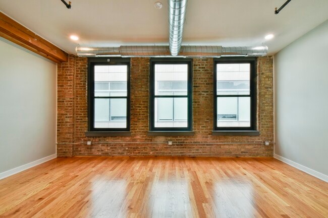 Photo - 25 W Hubbard St