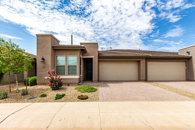 Building Photo - Luxury 2BR + Den Townhome in Amenity-Packed Community - Encanterra