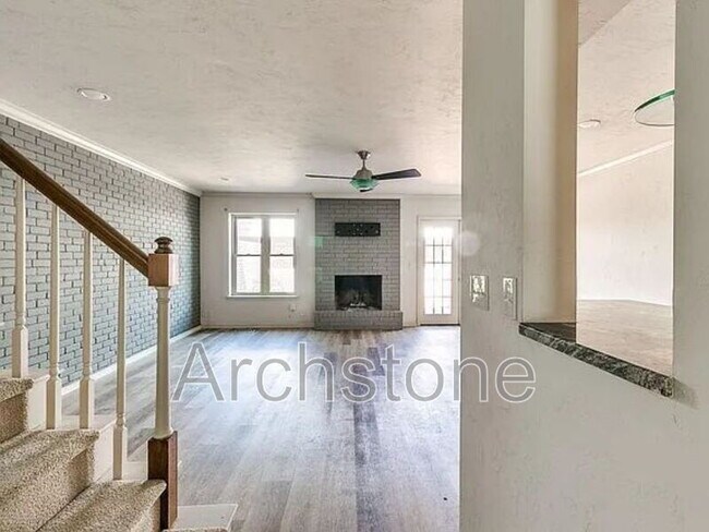 Photo - 3063 W Wilshire Blvd