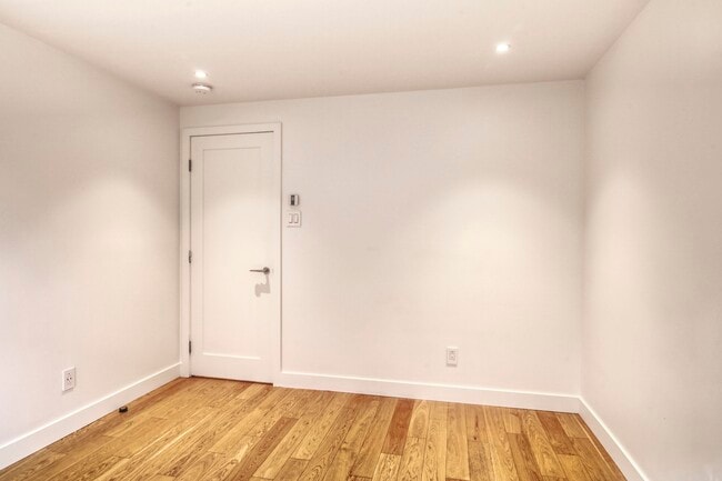 Photo - 4580 Chemin Queen Mary Unit 409