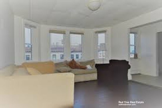 Building Photo - No Brokers Fee, No Security Deposit, In-Unit Washer and Dryer, Heat and Hot Water Included, Centr...