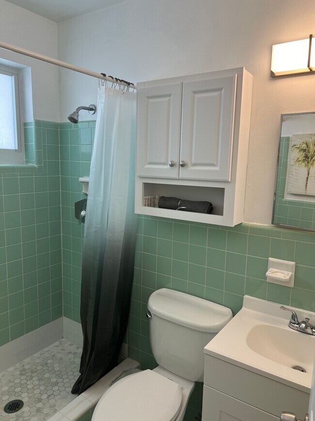 Bathroom - 3204 SE 7th St Unidad 4