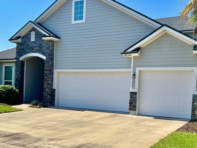 Building Photo - Spacious Luxury Home